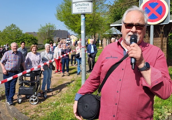 Ortsbürgermeister Robert Ohlerth begrüßte die Teilnehmer des 70. Sankt-Georgsrittes und erklärte die Regeln. Foto: Manfred Lang/pp/Agentur ProfiPress