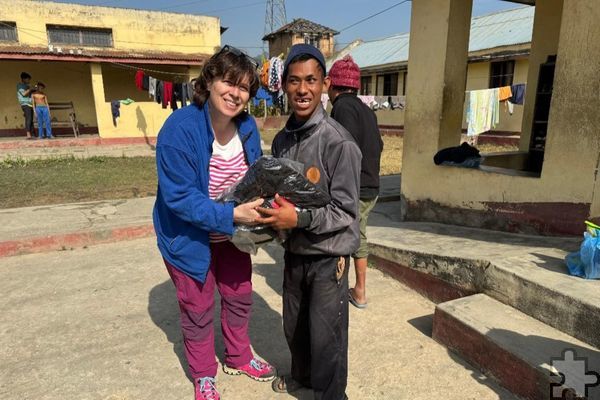 Für die Behinderten und Waisenkindern in Panchkhal gab es warme Hosen und Jacken, zudem eine obligatorische Tüte mit süßen Überraschungen. In diesem Jahr ist Pustefix ein tolles Mitbringsel. Foto: Hofstetter/pp/Agentur ProfiPress