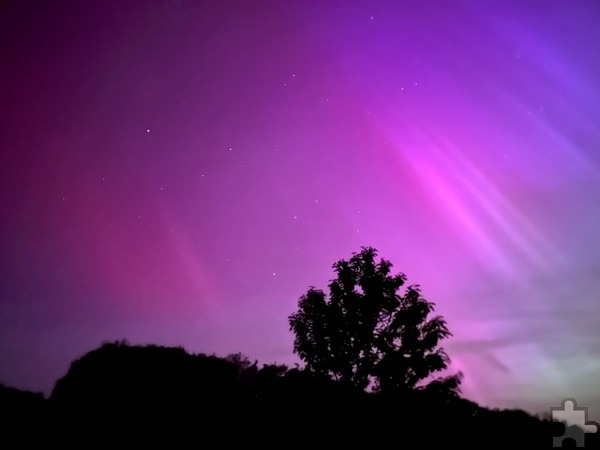 In Wielspütz strahlte der Himmel pink, als in der Nacht von Freitag auf Samstag Polarlichter bestaunt werden konnten. Der bezaubernde Anblick ließ sich gut mit Kameras festhalten. Foto: Henri Grüger/pp/Agentur ProfiPress