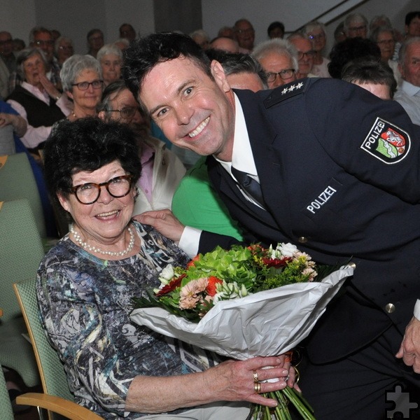 Kripo-Hauptkommissar Oliver Schmitt gab den Blumenstrauß der Hilfsgruppe an seine 89-jährige Mutter Hildegard weiter und gratulierte ihr zum Muttertag. Foto: Reiner Züll/pp/Agentur ProfiPress