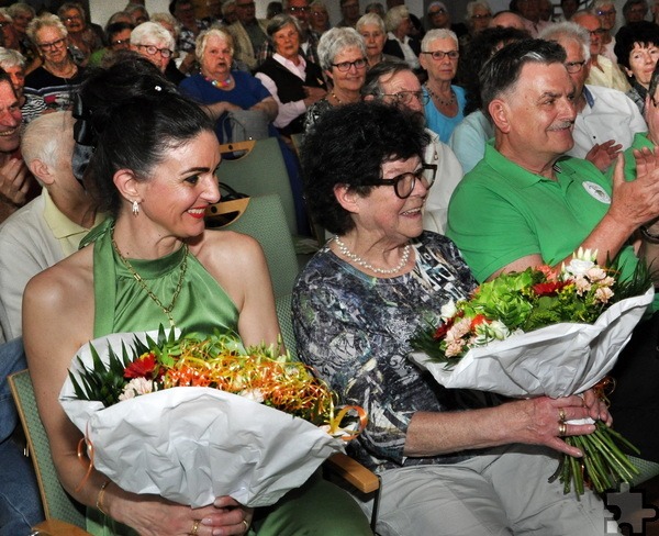 Aufmerksame Zuhörer im Gemünder Kursaal waren Oliver Schmitts Schwester Simone und seine 89-jährige Mutter Hildegard. Foto: Reiner Züll/pp/Agentur ProfiPress