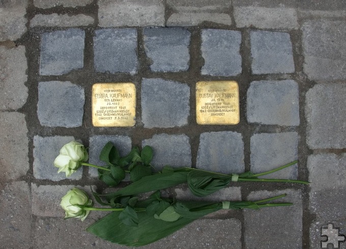 Nach der Enthüllung legten Angehörige Rosen an den Stolpersteinen nieder. Foto: Henri Grüger/pp/Agentur ProfiPress