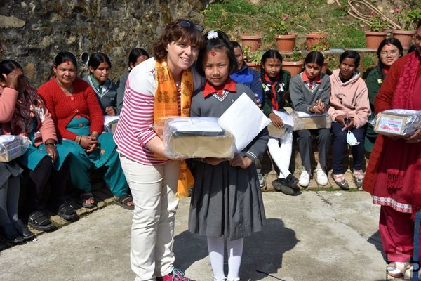 Hilfe aus Mechernich für Nepal: Gesamtschul-Lehrerin Catherine Hofstetter überreichte während ihrer Reise Schuluniformen und Schulgeld an die 23 Patenkinder übergeben werden. Foto: Hofstetter/pp/Agentur ProfiPress