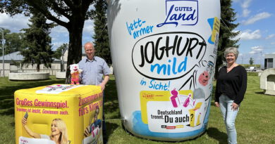 Die Abfallberatung des Kreises Euskirchen tourt mit den XXL-Verpackungen durch das Kreisgebiet. Karl-Heinz Laschitzki und Karen Beuke informieren über lokale Besonderheiten und räumen auf mit Müllmythen und Vorurteilen. Foto: Corinna Lawlor/Kreis Euskirchen/pp/Agentur ProfiPress