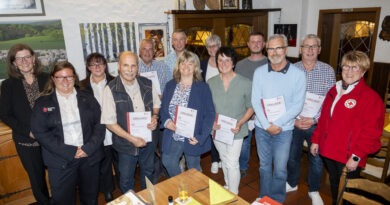 Vorstandsmitglieder des DRK-Ortsvereins, die DRK-Blutspendebeauftragten Edeltraud Engelen (r.) und Luzia Elz (hinten, M.) sowie Blankenheims stellvertretende Bürgermeisterin Gisela Caspers (l.) zeichneten die treuen Blutspender in der Ripsdorfer Gaststätte Breuer aus. Foto: Ronald Larmann/pp/Agentur ProfiPress