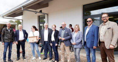 Vor dem neuen Glehner Vereinshaus (v.r.): Erster Beigeordneter Thomas Hambach, Ortsbürgermeister Karl-Heinz Seeliger, Nicole Reipen, Kämmerer Ralf Claßen, Birgit Braun-Näger, Vize-Bürgermeister Günter Kornell, Julia Lehner, Bürgermeister Dr. Hans-Peter Schick und Stadtplaner Thomas Schiefer. Foto: Stephan Everling/pp/Agentur ProfiPress