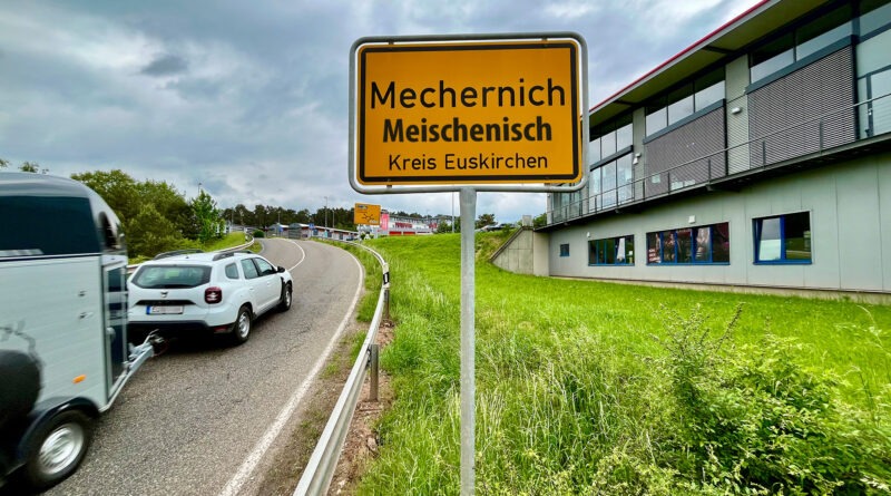 Im Rheinland wird sowie so kaum „ch“ gesprochen, sondern „sch“. Der Kernort der Stadt Mechernich wäre folglich „op Platt“ „Meischenisch“. Fotomontage: Ron Larmann/pp/Agentur ProfiPress