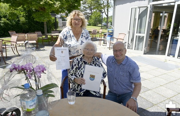 Die 102-jährige Maria Strohe (m.) feierte mit Tochter Margarete Fölling und Bürgermeister Dr. Hans-Peter Schick ihren Geburtstag und erzählte fröhlich von ihrem langen Leben, dass nicht immer einfach war. Foto: Henri Grüger/pp/Agentur ProfiPress