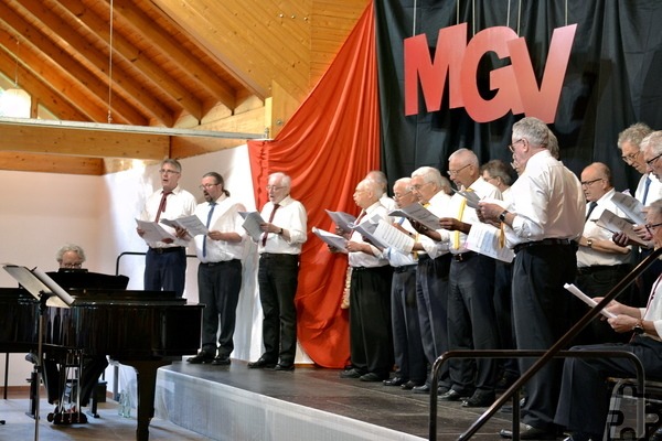 Der „Männergesangverein Kommern“ sangen unter anderem ein Medley von Paul Abraham mit Werken aus der Operette „Blume von Hawaii“. Cedric Arndt/pp/Agentur ProfiPress
