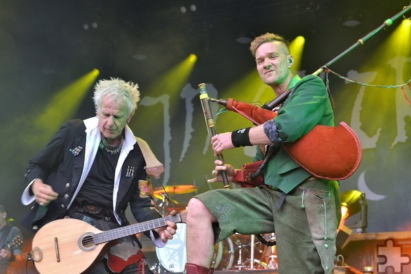 Sänger Michael Robert Rhein (alias „Das letzte Einhorn“) und Mantelsackpfeifer Marco Ernst-Felix Zorzytzky („Flex der Biegsame“) lieferten im Satzveyer Burggarten eine exzellente Show. Foto: Cedric Arndt/pp/Agentur ProfiPress