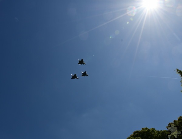 Drei Eurofighter im Überflug über Kloster Mariawald waren der Höhepunkt der 21. Motorradwallfahrt der linksrheinischen Bundeswehreinheiten. Foto: Manfred Lang/pp/Agentur ProfiPress