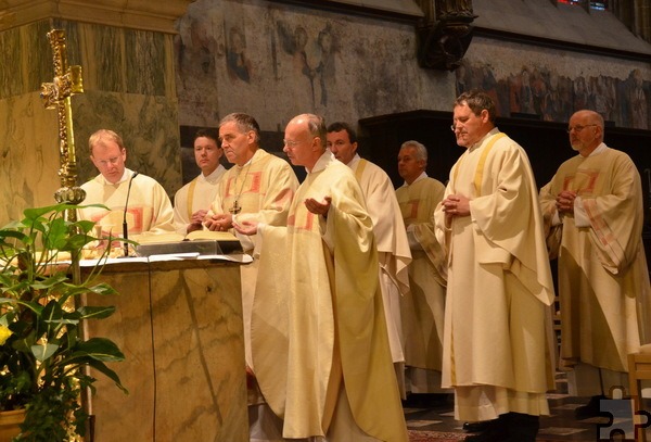 Auf der Zelebrantionsseite des Hauptaltars im Aachener Dom befand sich lange Zeit das „Antependium von Mechernich“, hier ein Archivbild von der Weihe Ständiger Diakone des Weihekreises 14 im Jahre 2011 mit Weihbischof Dr. Johannes Bündgens. Foto: Manfred Lang/pp/Agentur ProfiPress