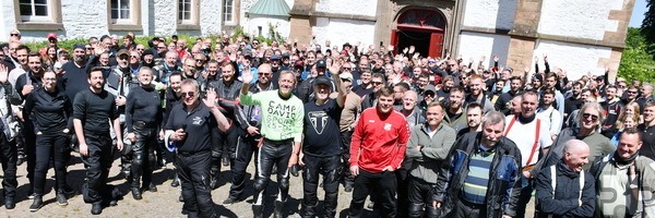 Am Ende winkten sie „Auf Wiedersehen“: Etwa 300 Frauen und Männern aus linksrheinischen Bundeswehrgarnisonen nahmen an der 21. Motorradwallfahrt nach Mariawald teil. Foto: Manfred Lang/pp/Agentur ProfiPress