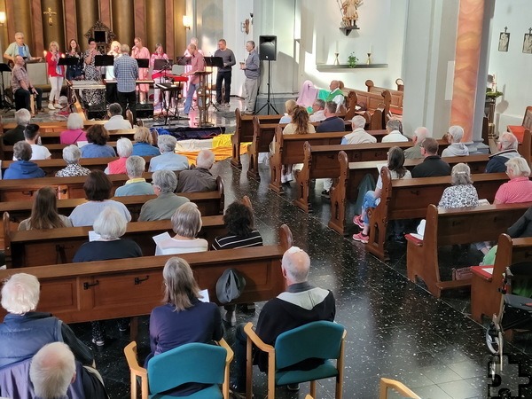 Gute Akustik, zur Fußball-EM passender Kirchenraumschmuck und eine bis in die Seitenbänke gut gefüllte Kirche gaben dem Mutmach-Gottesdienst den angemessenen Rahmen und zeugten vom guten Konzept. Foto: Sabine Roggendorf/pp/Agentur ProfiPress