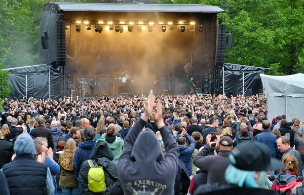 In Nebel getauchte Hommage an eine vergangene Zeit mit höchst aktueller und lebendiger Musik: Mittelalterrock mit „In Extremo“ gastierte auf Burg Satzvey. Foto: Cedric Arndt/pp/Agentur ProfiPress