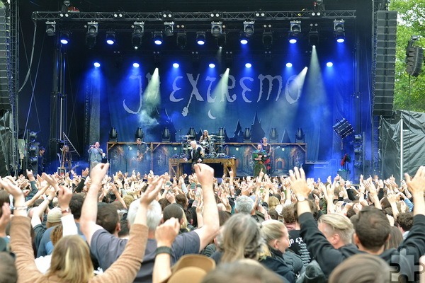 „In Extremo2 (kurz „InEx“), hier auf der Satzveyer Open-Air-Bühne, ist eine deutsche Mittelalter-Rockband. Die sechsköpfige Gruppe wurde 1995 in Berlin gegründet. Mit über 1,5 Millionen verkauften Tonträgern ist sie die kommerziell erfolgreichste Formation dieses Hardrock-Genres. Foto: Cedric Arndt/pp/Agentur ProfiPress