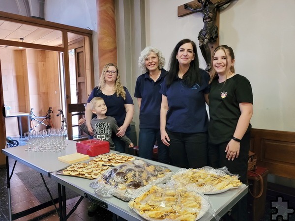 Der Familienmesskreis mit (v.l.) Jan und Silke Kratz, Agnes Peters, Claudia und Lena Simon hatte wie auch schon bei früheren Mutmach-Gottesdiensten Getränke und köstliche Leckereien vorbereitet. Die Häppchen und Getränke waren heiß begehrt. Foto: Sabine Roggendorf/pp/Agentur ProfiPress