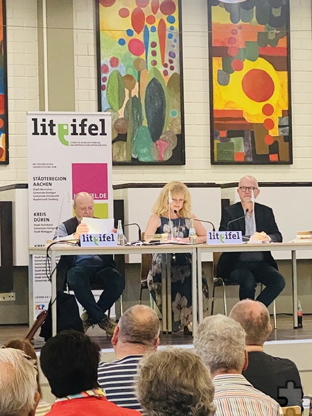 Begnadete Vorleser, Katia Franke, Ralf Kramp (r.) und Manni Lang, verliehen im „Club der toten Eifeldichter“ den Texten längst verblichener Schriftsteller neues Leben. Foto: Margareta Ritter/Lit.Eifel/pp/Agentur ProfiPress