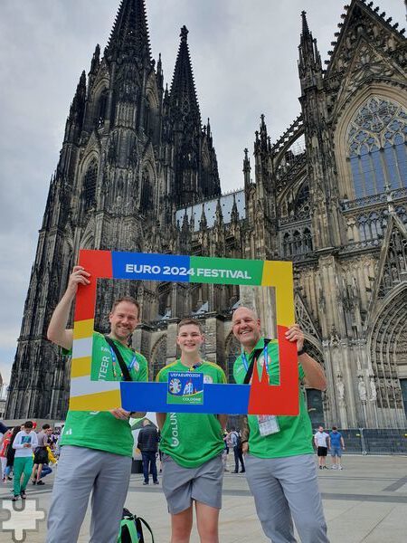 Das Volunteer Team „Eifel“ beim Sightseeing am Dom: Roland Huppertz (v.l.), Laurie Simon aus Lorbach und Jörg Piana aus Kall. Foto: Huppertz/pp/Agentur ProfiPress