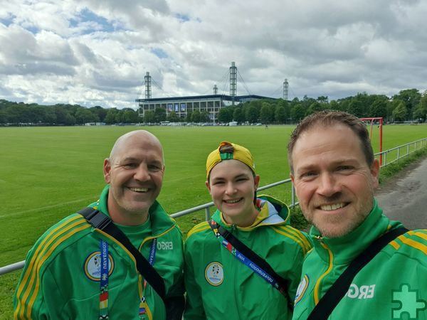 Jörg Piana (v.l.), Laurie Simon und Roland Huppertz auf dem Weg zur „Schicht“ mit dem Kölner Stadion im Hintergrund. Foto: Huppertz/pp/Agentur ProfiPress