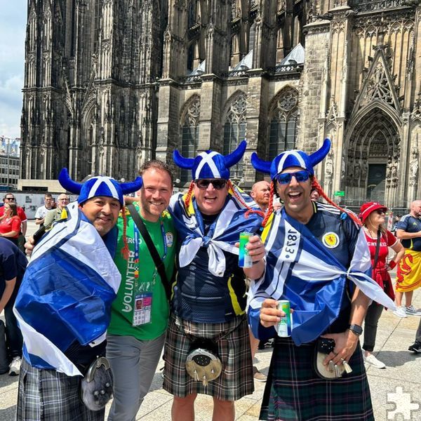 Gruppenfoto vor dem Kölner Dom: Roland Huppertz, Mitarbeiter der Mechernicher Stadtwerke, ist als Freiwilliger bei der EM im Einsatz und hat ein schottisches Fußballfest erlebt. Foto: Huppertz/pp/Agentur ProfiPress