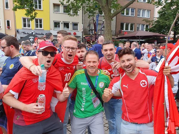 Gute Stimmung auch bei den Schweizer Fans, mit denen sich Volunteer Roland Huppertz auf dem Alter Markt ablichten ließ. Foto: Huppertz/pp/Agentur ProfiPress