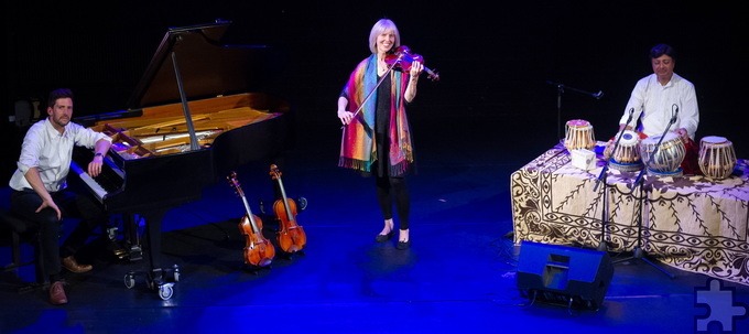 Das Trio „Flurklang“ bestehend aus der Mechernicher Geigerin Nicole Besse (m.), dem Jazz-Pianisten Martin Küpper (l.) und dem indischen Tabla-Meister Debasish Bhattacharjee (r.) spielt am 16. Juni ein Konzert im Kloster Steinfeld. Foto: Privat/pp/Agentur ProfiPress