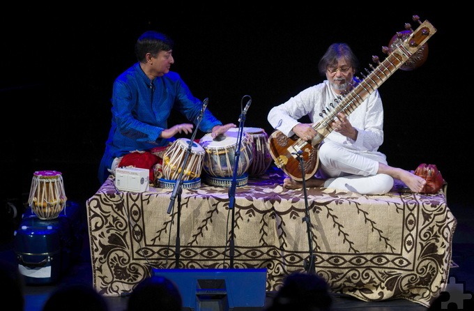 Begleitet werden sie von Sitar-Meister Pandit Partha Bose (r.) aus Kalkutta, geboten werden inspirierende Improvisationen. Foto: Privat/pp/Agentur ProfiPress