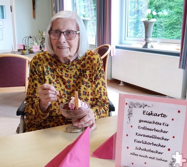 Kurzerhand verwandelte man den Speisesaal der Blankenheimer Seniorenpflegeeinrichtung Haus Effata kürzlich in ein charmantes Eiscafé. Foto: CIC/pp/Agentur ProfiPress