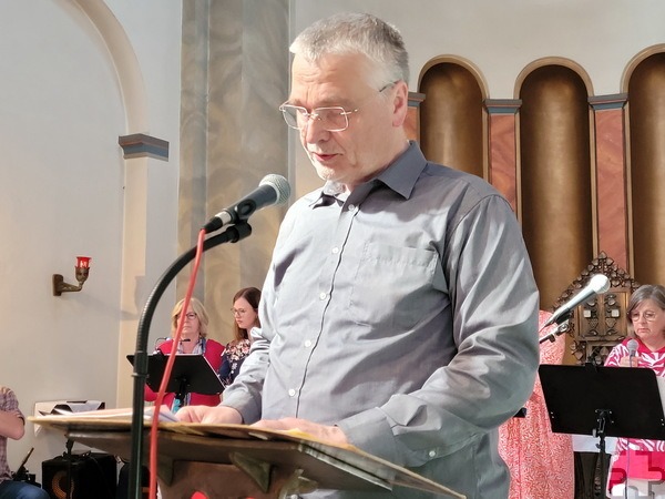 Georg Schürmann unterstützte den Diakon während des Wortgottesdienstes mit den Seligpreisungen Jesu aus der Bergpredigt. Foto: Sabine Roggendorf/pp/Agentur ProfiPress