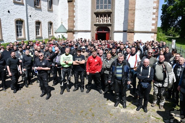 Vor der Klosterkirche Mariawald feierten 300 Soldaten und Zivilbeschäftigte der Bundeswehr am Donnerstag Open-Air-Gottesdienst. Foto: Manfred Lang/pp/Agentur ProfiPress