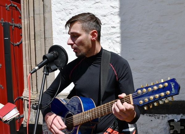 Neue geistliche Lieder und Cat-Stevens-Songs spielte Hauptfeldwebel Eric Raabe, den Chor bildeten die 300 Soldaten und Zivilbeschäftigten selbst, die dieses Jahr an der Wallfahrt teilnahmen. Foto: Manfred Lang/pp/Agentur ProfiPress