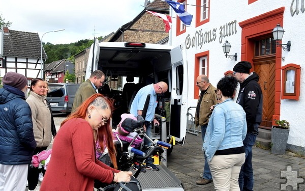 Julia muss aufgrund ihrer Krankheit rund um die Uhr betreut werden und kann nur liegend transportiert werden. Der neue Transporter macht dies möglich. Foto: Manfred Görgen/pp/Agentur ProfiPress