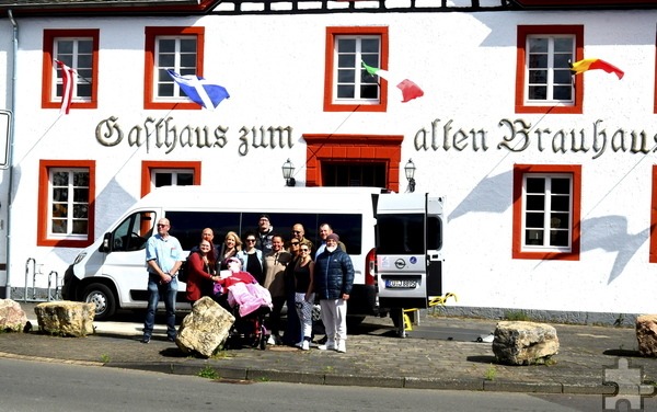 Johannes Bernd Moers und Tanja Milden, die inzwischen das Alte Brauhaus in Kreuzweingarten betreiben und dort im Juni dieses Jahres einen Empfang für Julia Sievernich organisierten, waren auch für ein erfolgreiches Benefizkonzert im Januar 2023 verantwortlich, das Spenden für den Transporter sammelte. Foto: Manfred Görgen/pp/Agentur ProfiPress