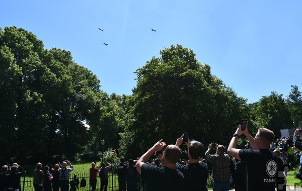 Im Augenblick des Überflugs von drei Maschinen des taktischen Luftwaffengeschwaders Nörvenich reckten Hunderte Arme ihre Handykameras gen Himmel. Foto: Manfred Lang/pp/Agentur ProfiPress