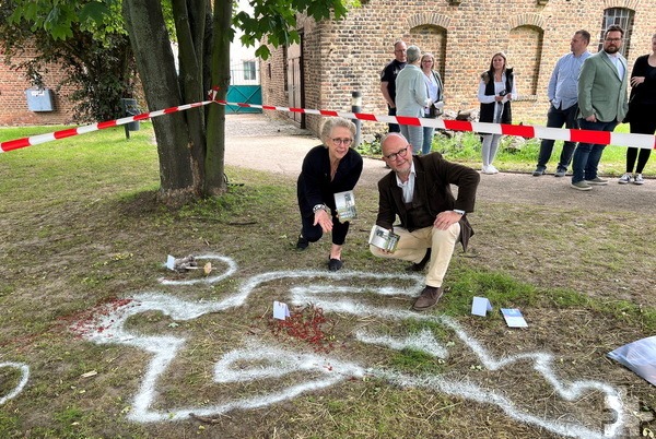 Elke Pistor (l.) und Ralf Kramp (r.) stellten außerdem die im „KBV-Verlag“ erschienene Anthologie „Nordeifel Mordeifel 2“ vor. Foto: Frederik Scholl/pp/Agentur ProfiPress