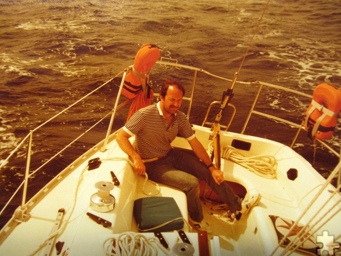 Kreys Leidenschaft für den interkulturellen Austausch wurde stark durch seine Reisen durch ganz Europa geprägt. Dabei nutzte er verschiedenste Fortbewegungsmittel, wie beispielsweise ein Segelboot, mit dem er im April 1981 von Toulon, Frankreich, nach Lefkas, Griechenland, gelangte. Foto: Tom Krey/pp/Agentur ProfiPress