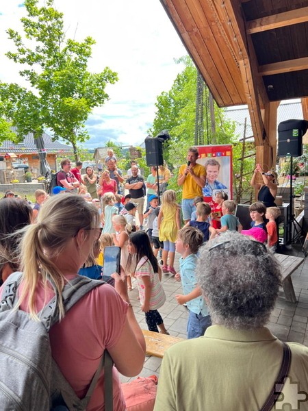 Ein großes Eröffnungsfest wird am Sonntag, 14. Juli, auf dem Krewelshof in Obergartzem gefeiert. Mit dabei ist Uwe Reetz. Auch für das leibliche Wohl ist gesorgt, ebenfalls wird Kinder-Schminken angeboten. Foto: Krewelshof/pp/Agentur ProfiPress