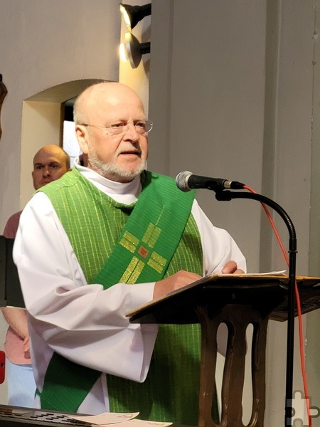 Auch bei diesem Gottesdienst brachte Diakon Manfred Lang die Menschen zum Nachdenken, Zuhören, Mitfühlen und Schmunzeln. Die ausgesuchten Texte und Lieder waren sehr passend aufeinander abgestimmt. Foto: Sabine Roggendorf/pp/Agentur ProfiPress