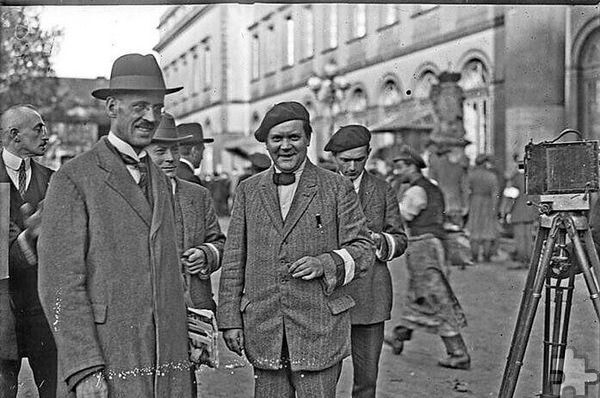 Der Journalist Josef Friederich Matthes, hier mit anderen Kabinettsmitgliedern vor dem kurfürstlichen Schloss in Koblenz, wurde in Düsseldorf unter französischem Protektorat Mitbegründer des „Rheinischen Unabhängigkeitsbundes“. In Koblenz, der Hauptstadt der damaligen preußischen Rheinprovinz, gründete er mit Josef Smeets, Hans Adam Dorten und Leo Deckers am 15. August 1923 die „Vereinigte Rheinische Bewegung“. Repro: Vulkaneifelkreis/Bundesarchiv/pp/Agentur ProfiPress