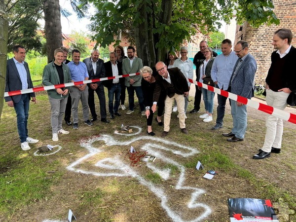 Die Autoren Elke Pistor und Ralf Kramp (vor dem Absperrband) ermitteln am „Tatort“ auf dem Gelände der Kuchenheimer „Tuchfabrik Müller“ und haben mit der „SoKo NoMo“ wieder das Festivalprogramm zusammengestellt. Foto: Frederik Scholl/pp/Agentur ProfiPress