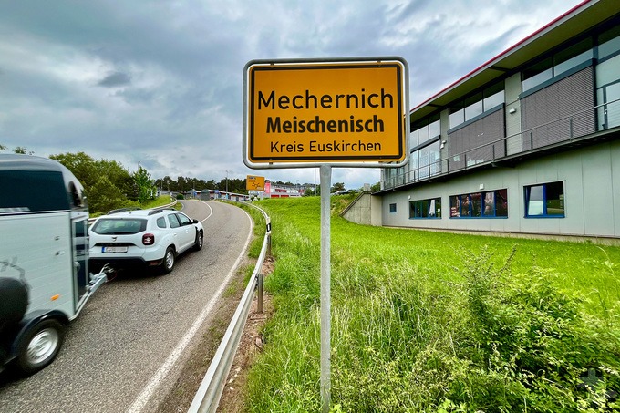 Im Rheinland wird sowie so kaum „ch“ gesprochen, sondern „sch“. Der Kernort der Stadt Mechernich wäre folglich „op Platt“ „Meischenisch“. Fotomontage: Ron Larmann/pp/Agentur ProfiPress