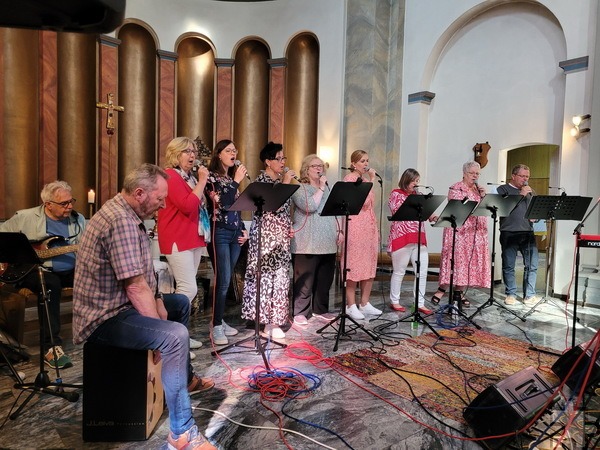 Der Chor „Rainer Wahnsinnn“ gab wieder den schönen musikalischen Rahmen des Gottesdienstes vor und wurde am Sonntag in der Strempter Kirche von vier Instrumentalisten begleitet, hier im Bild Günther Rau am E-Bass und Ralf Pütz mit der Cajon. Foto: Sabine Roggendorf/pp/Agentur Profipress