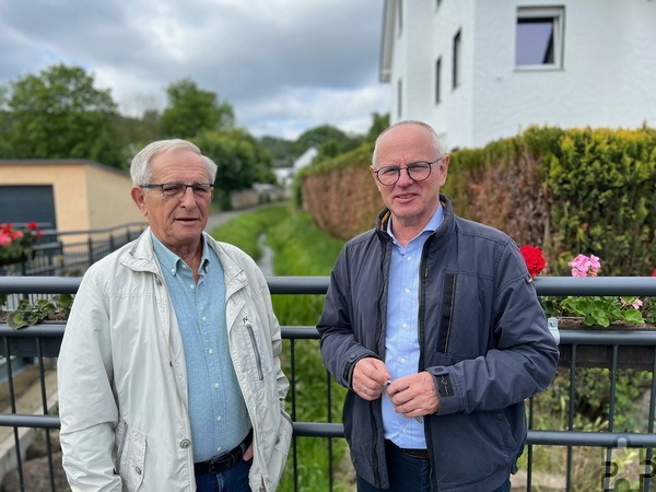 Der Kommerner Ortsbürgermeister Rolf Jaeck (l.) und Stadtdezernent Ralf Claßen, der Vorsitzende der gemeinnützigen Mechernich-Stiftung, standen jetzt bei einem Fernsehbericht über den Wiederaufbau in Kommern vor der Kamera. Foto: Purvi Patel/WDR/pp/Agentur ProfiPress