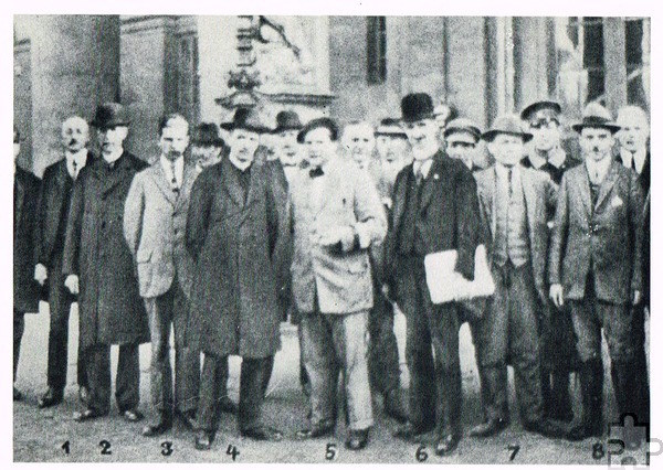 Das Kabinett der Rheinischen Regierung in der Hauptstadt Koblenz (v.l.): Edmund Hausen, Prüm (1), Oehmen, Koblenz (2), Kirch-Pfeifer (3), Kulturminister Krämer(4), Ministerpräsident Matthes (5), Fiinanzminister Dr. Walterhoff, Düsseldorf (6), Heitor (7) und Esser (8). Repro: Ronald Larmann/Kreisjahrbuch/pp/Agentur ProfiPress