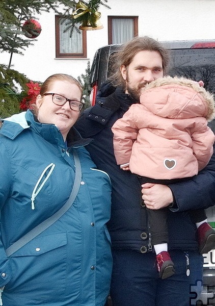 Simone und Simon Opladen, hier mit ihrer ersten Tochter Zoe, zur Zeit des doppelten Unglücks. Jetzt sagten sie dem WDR: „Wir haben uns nie alleine gefühlt, alle haben zu uns gehalten…“ Archivfoto: Manfred Lang/pp/Agentur ProfiPress