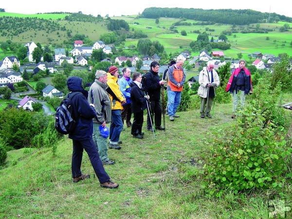 „Gemeinsam und mit Gott unterwegs“: Unter diesem Motto führen Pastoralreferentin Linda Schmitt-Thees und Pfarrer Georg Stephen am Sonntag, 30. Juni, ab 17 Uhr eine meditative Wanderung ab dem Bergbaumuseum Mechernich, Bleibergstraße 6, an. Hier das Archivbild einer meditativen Wanderung auf den Kalvarienberg bei Alendorf. Archivfoto: pp/Agentur ProfiPress