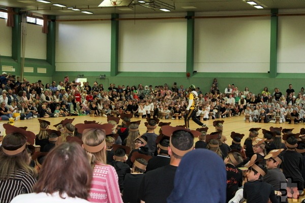 380 Kinder und ein riesiges Publikum versammelten sich in der Turnhalle zur Aufführung „Trommelzauber“. Foto: Rike Piorr/pp/Agentur ProfiPress