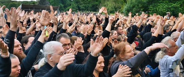 Unter den schätzungsweise 3500 Fans im Satzveyer Burgpark herrschte Hochstimmung. Foto: Cedric Arndt/pp/Agentur ProfiPress