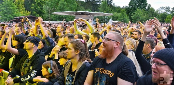 Nicht weniger als 3200 Besucher erlebten Samstagabend das Mittelalterrockkonzert der Band „In Extremo“ auf der Burg Satzvey. „Manchmal textsicher, aber immer begeistert“ schrieben die Kölner Tageszeitungen. Foto: Cedric Arndt/pp/Agentur ProfiPress